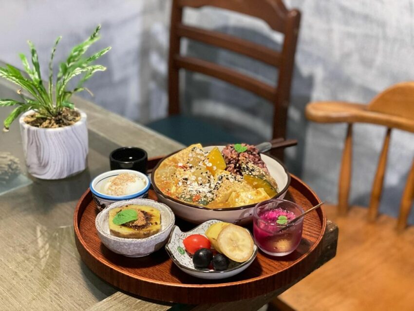 台東美食推薦｜台東必吃美食這麼多怎麼挑？就讓熱愛台東的小編來推薦最熱門的【 2021台東美食懶人包 】，這次總共有15家必吃的 台東美食餐廳 ，包含： 台東市區美食 、 正氣路美食 、無菜單料理…等，一次報給你知！現在就跟著小編一起吃遍 台東美食地圖 吧～