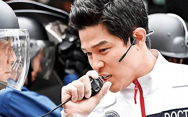 游泳行頭超專業鈴木亮平一下水就破功 Styletc Line Today