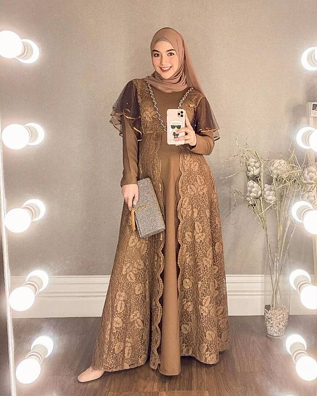 7 Rekomendasi Ide Gaun Ibu Hamil  Berhijab Cantik ala Seleb 