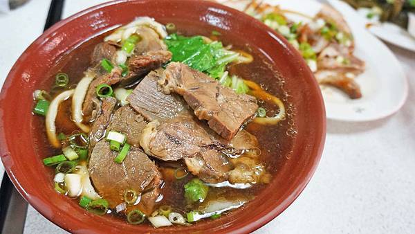 【板橋美食】台北手工刀切牛肉麵-CP值超高!巷弄裡的80元牛肉麵 【板橋美食】台北手工刀切牛肉麵-CP值超高!巷弄裡的80元牛肉麵