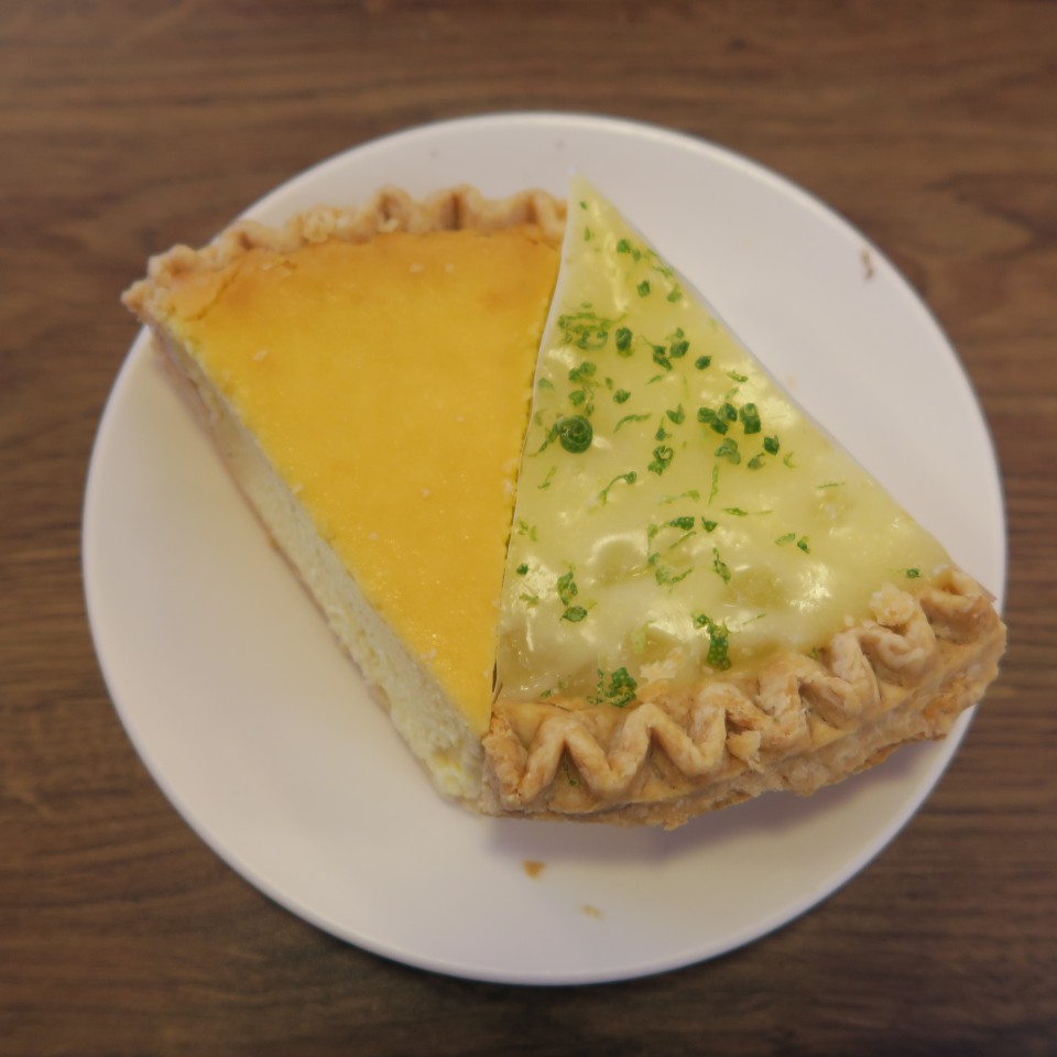 •品牌:艾媽咪 •保存期限:冷藏4天 •規格:8入/盒 •產地:台灣 •食品業登錄字號:A-124453328-00001-0 •檸檬蘆薈成分:派皮:麵粉,水,鹽巴,植物油 餡料:玉米粉.天然檸檬汁.