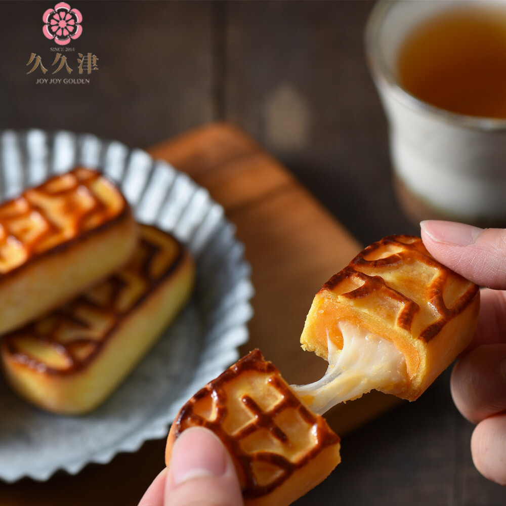 台中十大伴手禮推薦 濃郁的切達起司+q彈的麻糬 祝福造型設計層次口感 禮盒包裝送禮大方 1.商品組合/規格(1)九九金燒40g x 8 盒附提袋 2.商品品名久久津-中秋月餅-久久金燒禮盒(8入/盒 