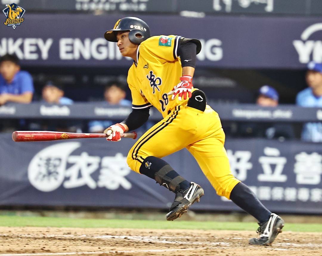 張仁瑋替補王威晨 生涯首安、首打點、首得分都出現了 | TSNA | LINE TODAY