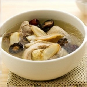 郭老師累積了多年的經驗，從自然食補與健康調理的角度出發，精心設計兼具養生與美味的菜餚，最能滿足現代人對健康養生的精確訴求。並將個人所知所學，出版70餘冊食譜及文字書與大眾分享。知名藝人屈中恆、艾力克斯