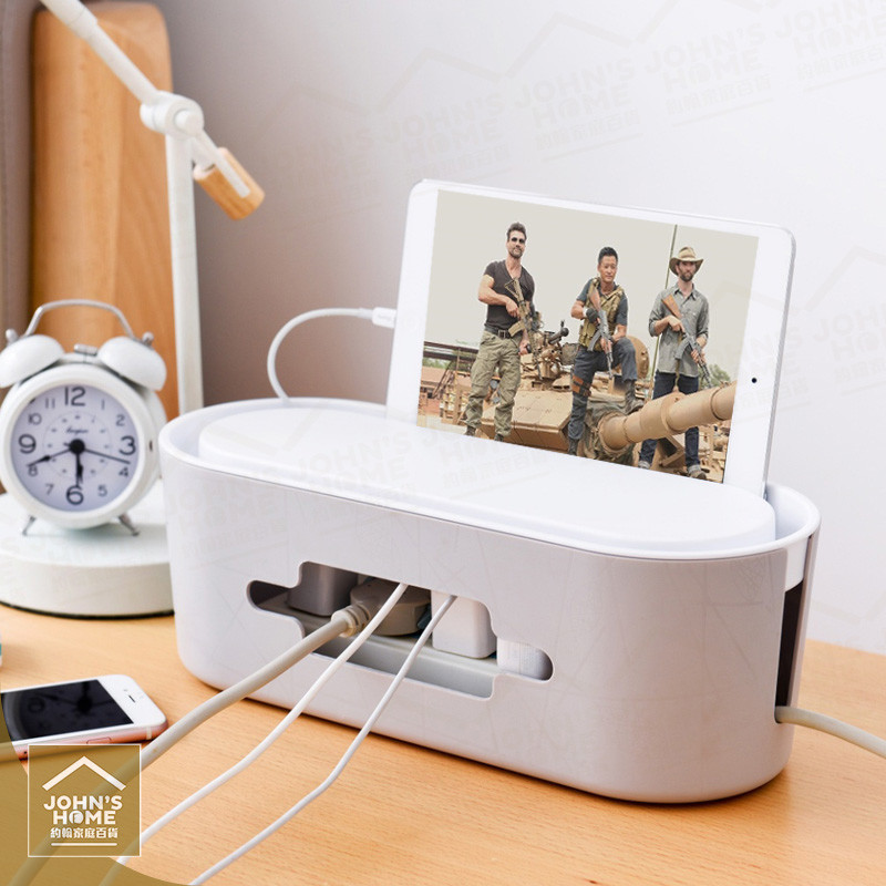 材質:PP 尺寸:長32x寬13x厚11cm 產地:中國 產品簡介: 收納隔絕延長線插座 六充電口卡位設計 底部鏤空防止過熱 盒頂凹槽可立住手機 兩側雙開口方便電源線進出 盒子上蓋可拆，放置簡便 整齊