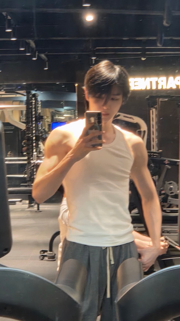 ซองชานเวน ชิดซ้ายหน้าสุด