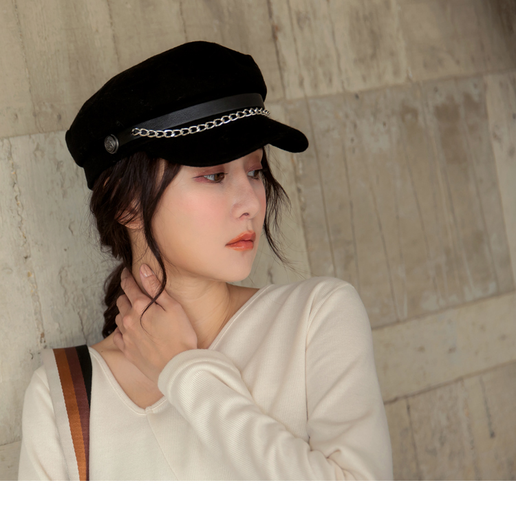 手感豐厚的毛呢材質，提升造型質感與保暖性， 素面基本款的帽型搭配金屬鍊條點綴， 為整體營造出率性的流行氣息， 此款一色毛呢報童帽，簡單搭配讓整體看起來更時髦有型。 ************** 小提醒