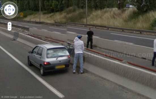 7 Peristiwa Paling Aneh yang Bisa Kamu Temukan di Google Street View