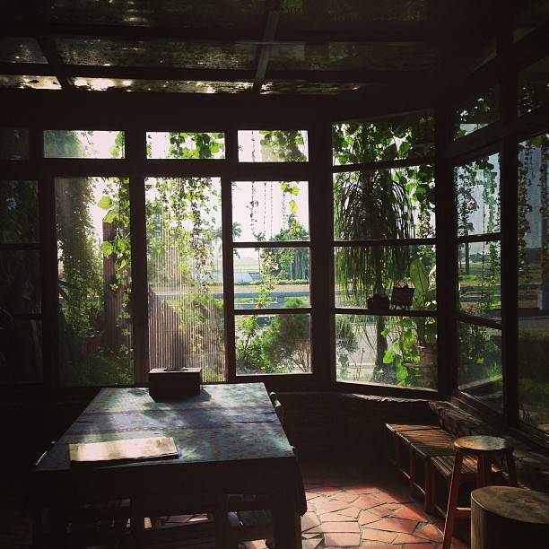 ▲從室內看出去光影的變化交織出神秘浪漫的氛圍。（圖/IG @sugarfree1029）