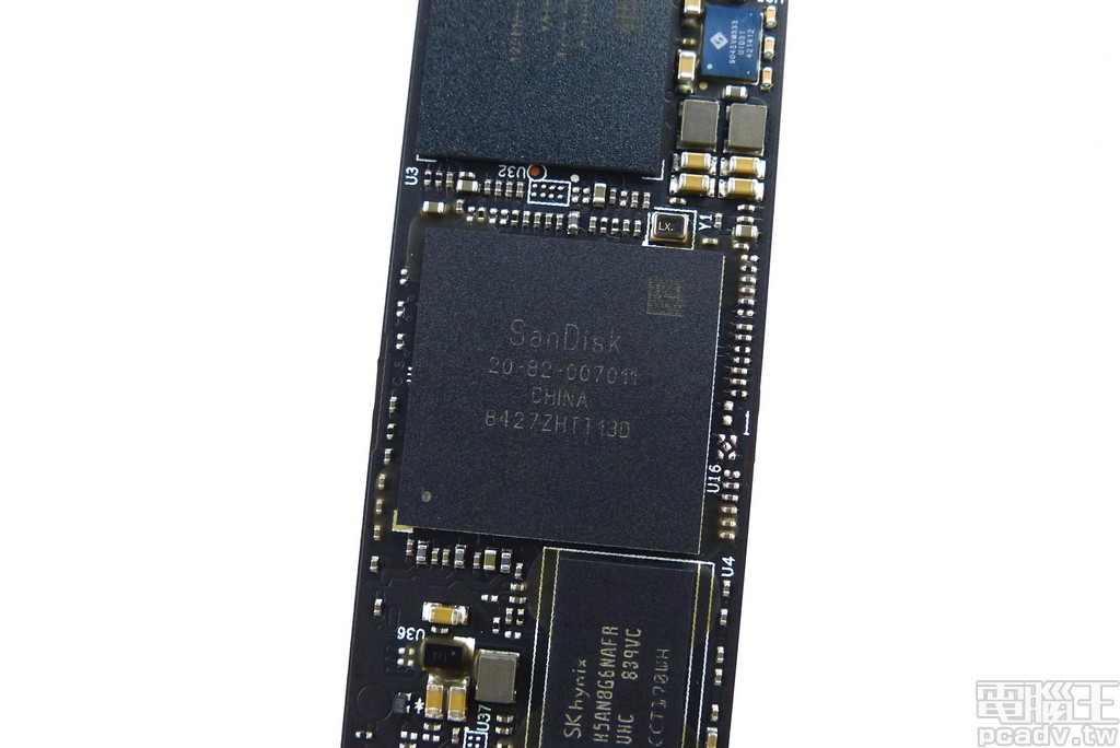 SanDisk 20-82-007011 8 通道控制器依舊位於 M.2 2280 電路板中央，原廠表示可藉此獲得較好的散熱效果與佈線設計，該控制器採用 28nm 製程製造，具聞內部為 ARM 3 核心處理器設計