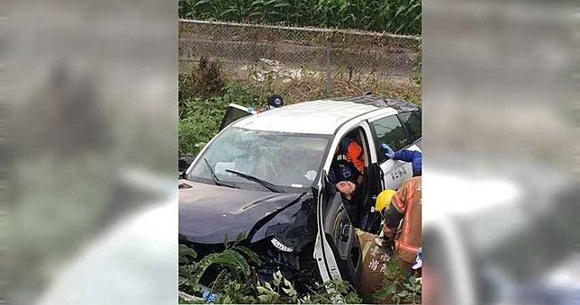 快訊／台中警車國道自撞護欄翻覆　車內3人全數送醫急救中