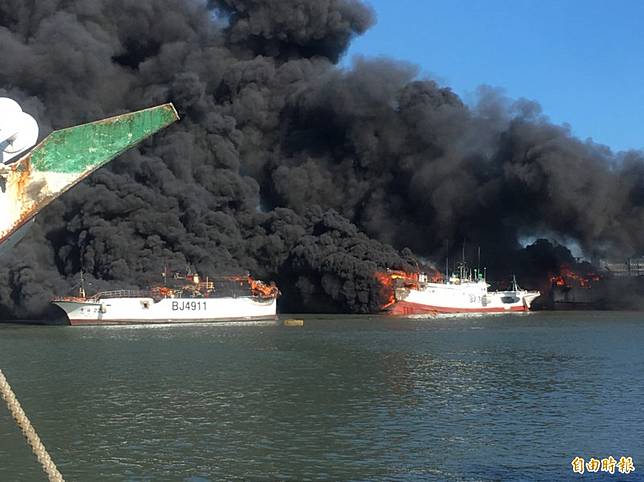 高雄都看得到 屏東鹽埔漁港十多艘漁船失火烈燄黑煙衝天 自由電子報 Line Today