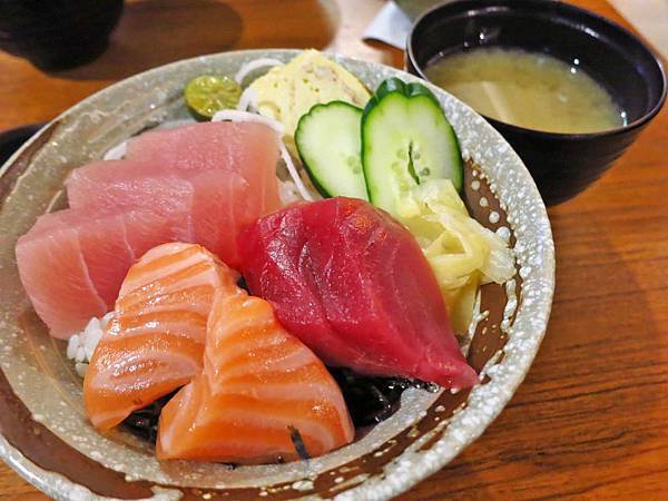 【蘆洲餐廳】福岡漁場-100元就能吃到生魚片丼飯