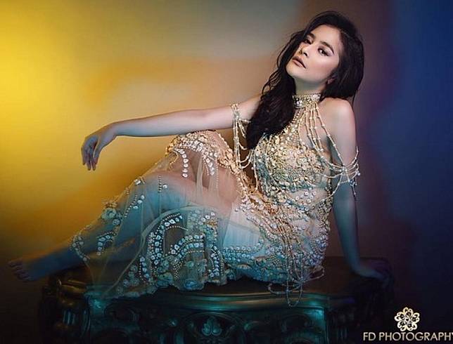 Pose Seksi Aduhai Prilly Latuconsina Pakai Gaun Pesta, Netizen: Dewasa Cantik Banget sih! 
