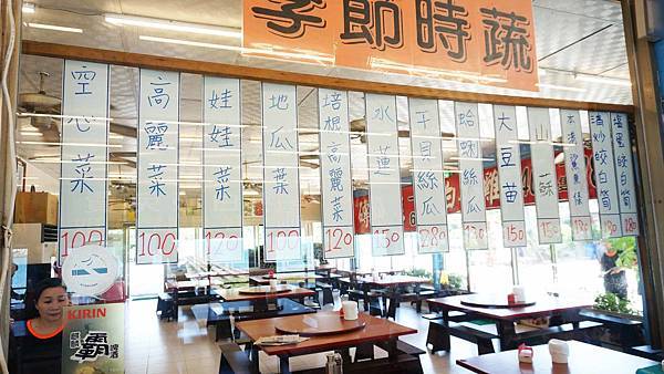 【三芝美食】60年代磚窯雞-皮酥肉嫩便宜又美味的烤雞店，在室內就能看到無敵海景！