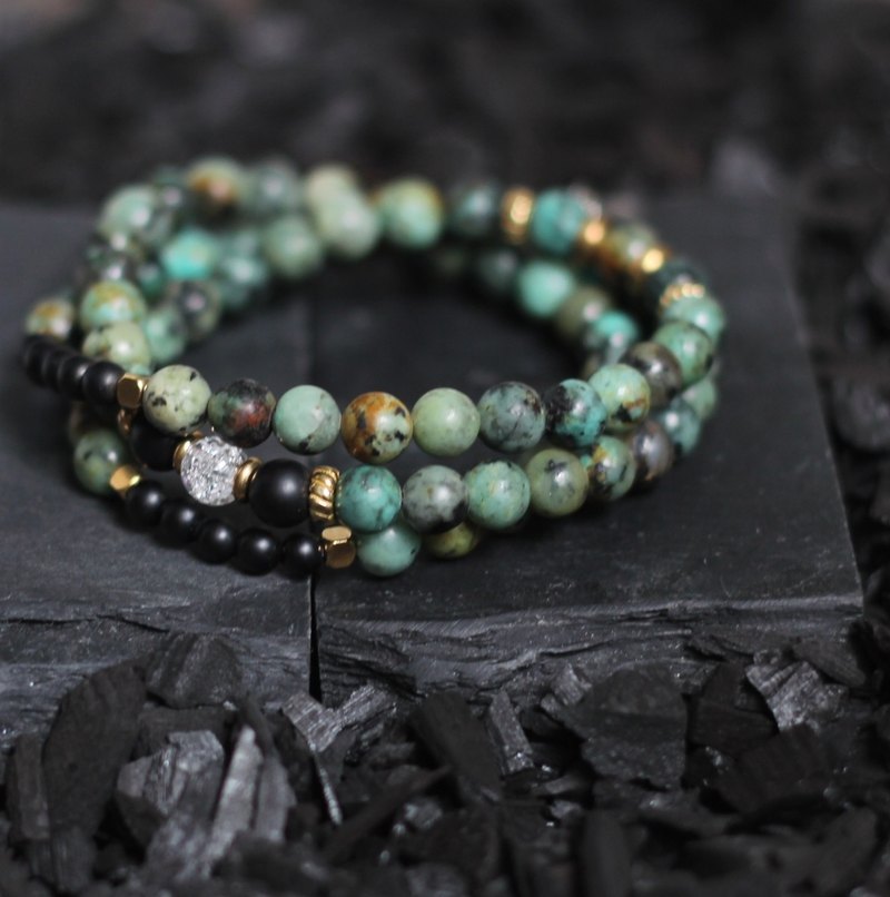 神靈 spirit Natural Turquoise prayer beads bracelet. 此石屬於南非松，礦體呈現多層境界的青藍、與綠，天然黑紋如水墨般暈染其中，散發幽幽靈氣。如神祇化身般