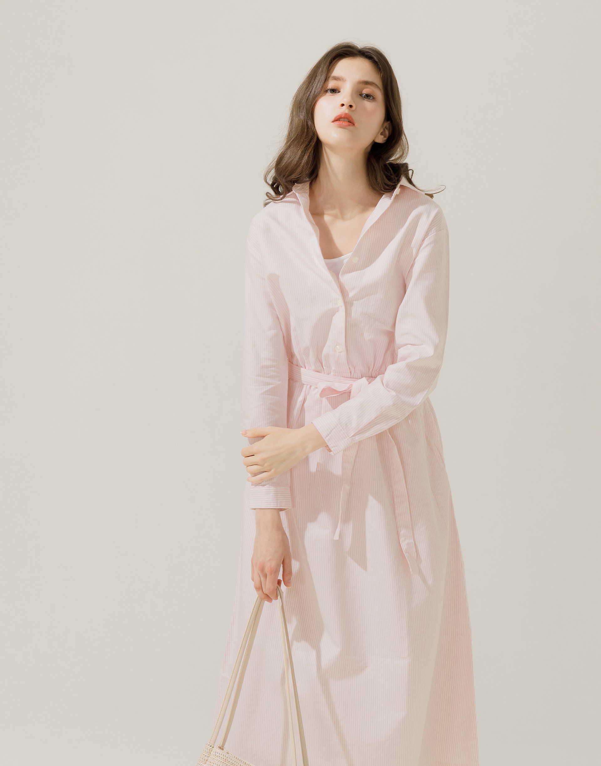 彈性：適中 柔軟舒適、長版襯衫式洋裝、附可拆式綁帶、腰間鬆緊綁帶、兩側附有口袋