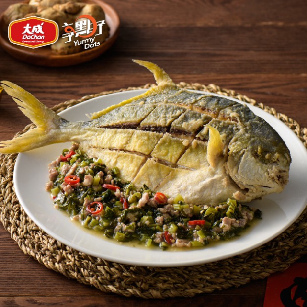 安琪老師：「上海菜有一道雪菜黃魚，年節時分，富貴鯧魚更是應景。」雪菜與肉末拌炒入味，些許辣椒紅喜上加喜，祝福大家四季如春，年年有餘。◆ 商品名稱：程安琪 上海雪菜燴鯧魚(本產品為裸包裝，不含器皿)◆ 