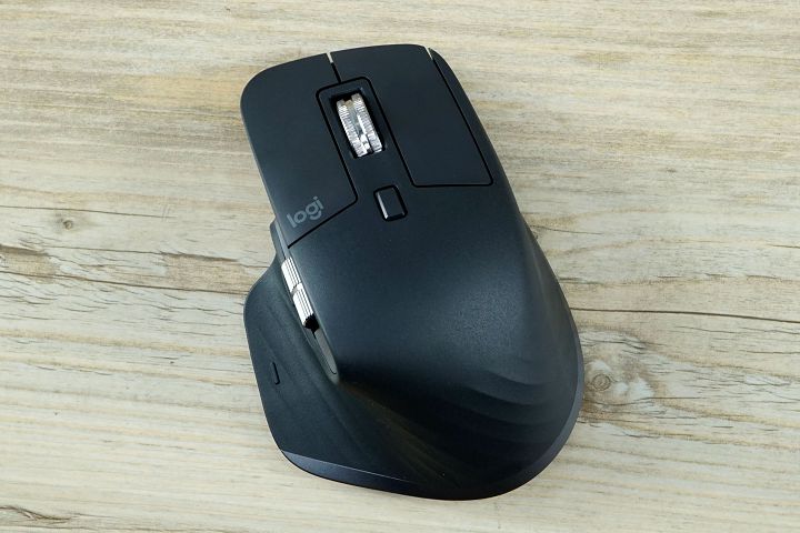 整體來看，MX Master 3 滑鼠左側的線條較為平直，並不像 2S 那麼樣地圓潤，這也留給了右手拇指較充裕的操作空間。