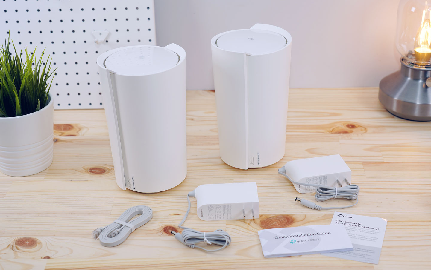 TP-Link Deco X95 採雙機套裝組合，盒內提供了兩台外觀設計與規格完全相同的無線路由器。 ▲ 盒內物品一覽，除了兩台 Deco X95 之外，也提供對應的兩組供電變壓器，不過網路線僅提供一組，讓主路由連結至數據機，另一台則以無線組網方式搭配連結成網狀網路。 ▲ Deco X95 採用柱型設計，天線皆為隱藏的內建式，看起來還蠻像是家中裝飾用的藝術品，沒有太過硬派的科技感。