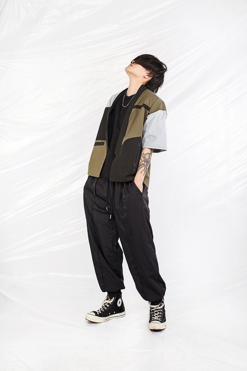 印象中和服壹般都會采用麻料或者粗布制作，這款采用了三個顏色工裝面料皮尼厄制作，外縫拉鏈以及不規則的口袋設計，讓衣服有了點先鋒感。