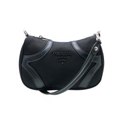 ◎20春夏款|◎休閒商務實用|◎輕巧時尚收納品牌:PRADA品牌定位:國際精品背法:肩背包款:斜背包/側背包顏色:黑色系外層材質:尼龍內層材質:帆布適用性別:女生開口方式:拉鍊式尺寸-長X寬X高:約長26X高17X厚6.5cm背帶:有背帶內部夾層:有夾層內袋數:1外部夾層:無包包外觀大小:小於等於A4可否放置A4:否內層格式:拉鍊開口；內袋X1商品配件:原廠防塵袋/保卡商品型號:1BC130商品來源:歐洲真品平行輸入備註:商品配件以賣場說明為準，請務必確認可接受再下單