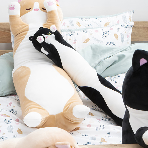 ‧療育的可愛貓咪抱抱造型‧短絨觸感柔軟Q彈 ‧可當頸枕、午睡枕，隨身攜帶超方便