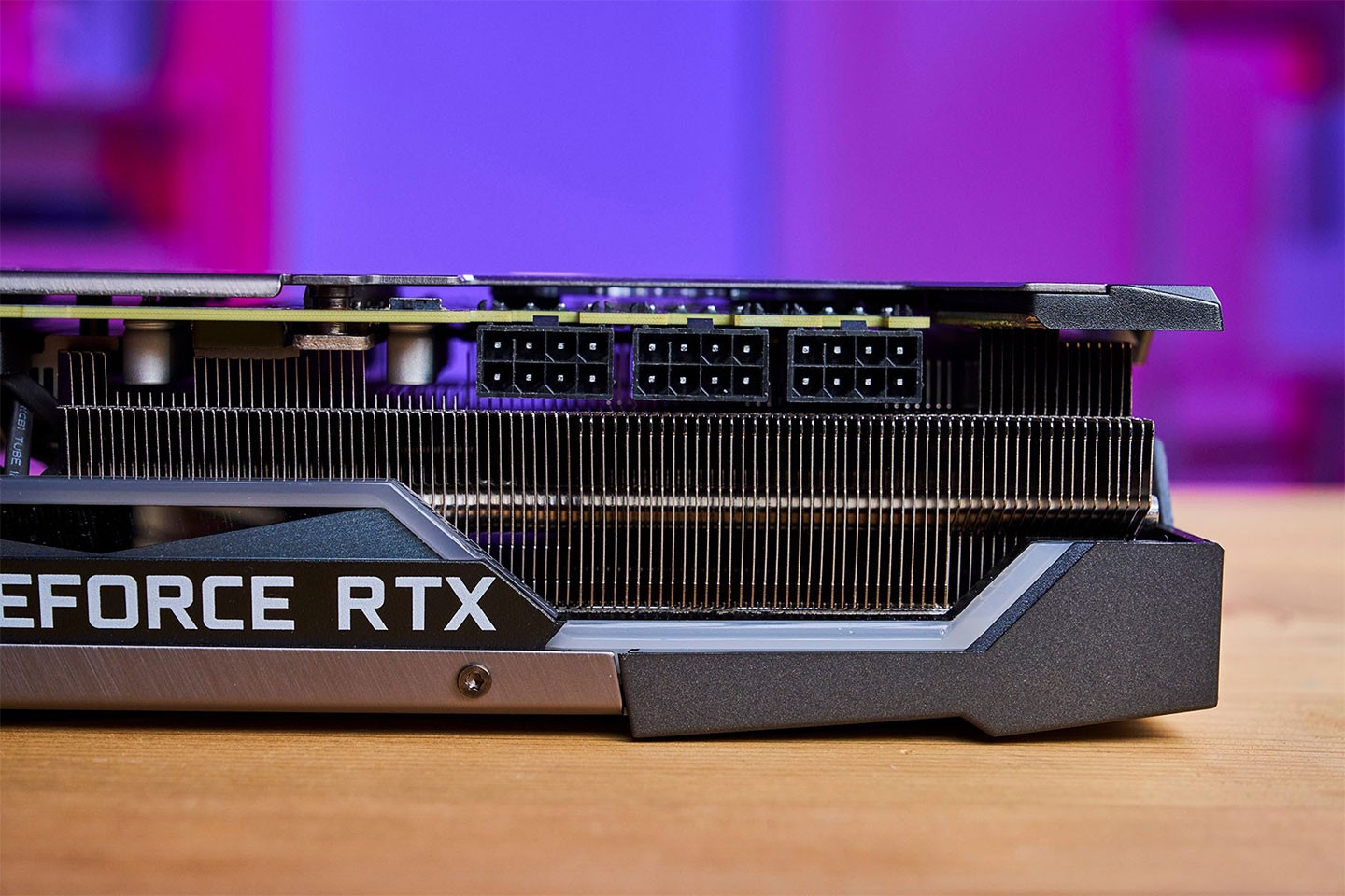 頂部同樣也有大量的散熱鰭片，而電源供應接口則為 3 組 8 Pin 接口，用以滿足顯卡高達 400W 的功率，電源供應方面官方也建議選擇 850W 以上的規格。