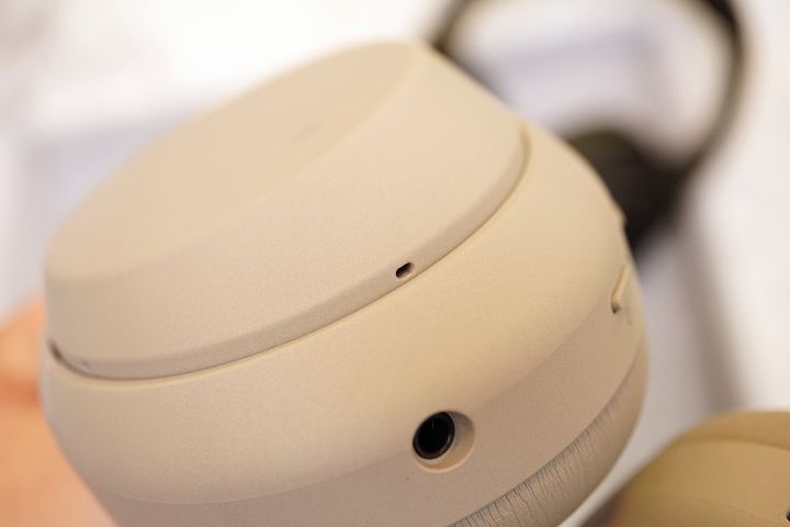 在左耳罩的下緣，還有三個小麥克風（小孔）組成收音陣列。