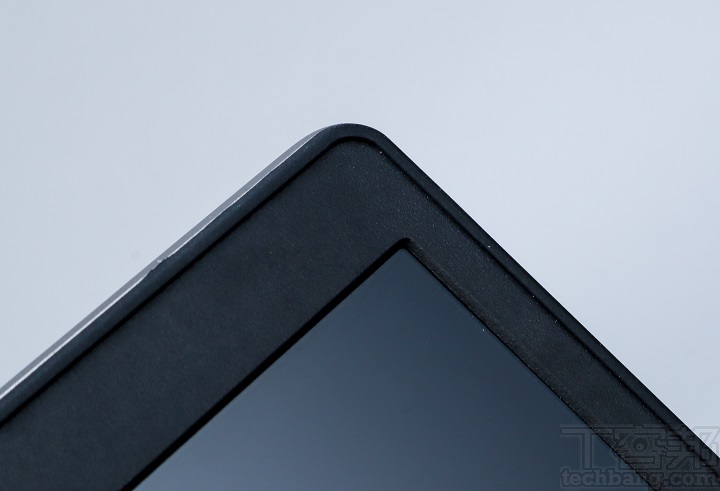 應用窄邊框設計，讓 14 吋筆電的機身尺寸可以更迷你。