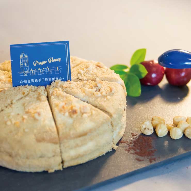 太妃榛果蜂蜜千層蛋糕caramel nut honey cake 手工熬煮的太妃醬 使用著高貴的食材榛果 扎實的口感 自然樸實的原狀 予人至高的尊榮氣息 這樣保存最新鮮 請於室溫3.5小時內放入冰箱冷