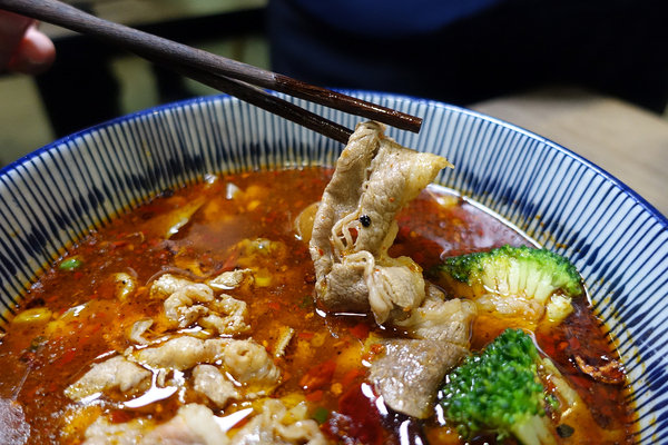 台灣郎正宗牛肉麵-松江南京站好吃牛肉麵，清燉/紅燒/蕃茄/咖哩牛肉麵、油潑抄手麵、手工水餃，中山區牛肉麵推薦(附台灣郎正宗牛肉麵菜單)