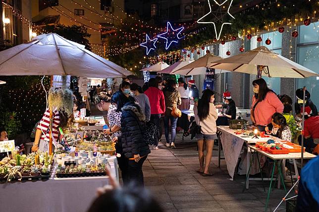 「全台最大薑餅城市」在這！超過70棟薑餅屋＋９大燈飾，連續２週逛耶誕市集