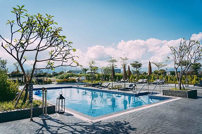 ▲光是看到遼闊的游泳池個有度假的氛圍！（圖/藏闊渡假會館）