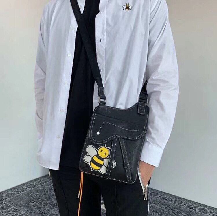 【Chiu189英歐代購】Dior X Kaws聯名款 迪奧 小蜜蜂 斜背包