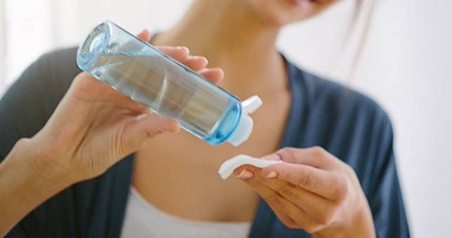 Menghilangkan komedo dengan Memilih Toner Non-Alkohol