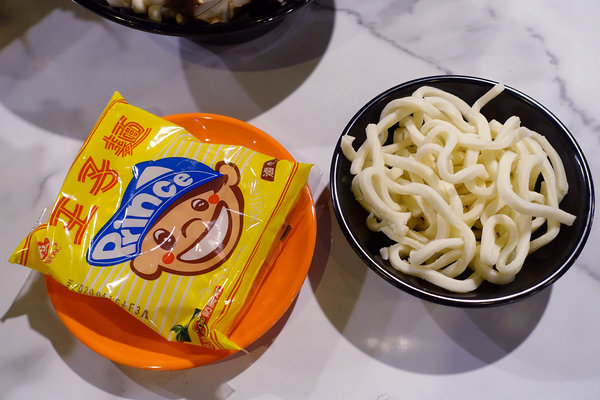 中山區聚餐火鍋推薦-丼賞和食+嗨蝦蝦林森旗艦店，百蝦龍船四人套餐，台北尾牙/謝師宴餐廳，林森北路石頭火鍋+日本料理，超浮誇高CP值百隻蝦龍蝦船大挑戰