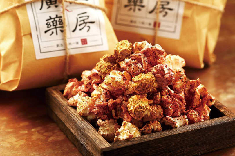 一甜一鹹的漢方爆米花，包括酸甜甘潤的「洛花仙子」與辛香順口的「十三道孜味」。（各80元）（圖／于魯光攝）