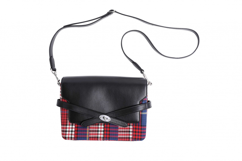 Mulberry 肩背包／33,500元。（圖／戴世平攝）