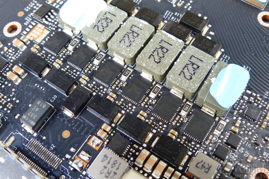 供電相位每相使用 1 顆 FDMF3170，最大負載電流 70A，顯示核心晶片主要供電其中 5 相並聯 2 顆加強電流承載能力