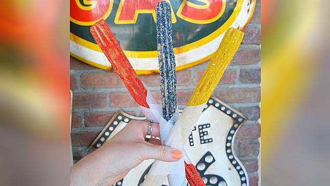 Churros Glitter Dijual di Disneyland California, Seperti Apa Rasanya?