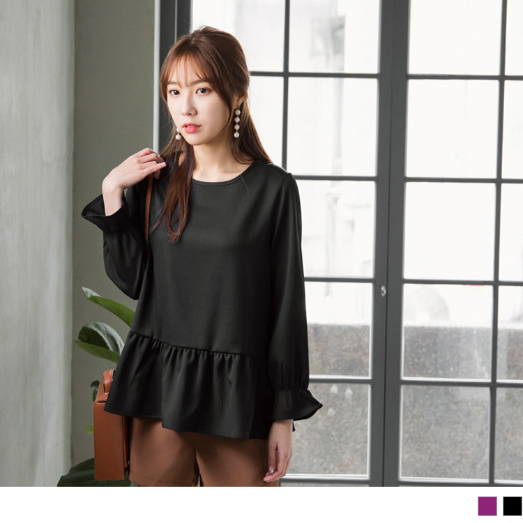 袖口與下襬的荷葉拼接剪裁，打造甜美氣質氛圍~ 下著任意搭配短褲或裙子，都能擁有注目感~ ********************** 小提醒： 深色衣物建議單獨洗滌，以翻面手洗或放洗衣袋洗較佳喔(勿用