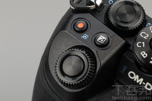 前滾輪 E-M1 Mark III滾輪段落感明確且與快門鈕同軸，後方則有快捷鍵配置。