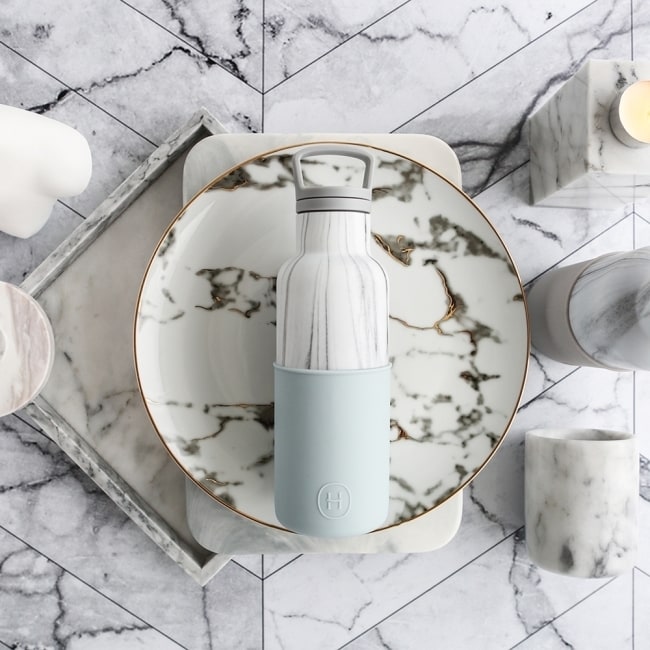 ｜ 雙層包覆設計 ｜ 外層食用級矽膠100%無毒可回收！飽和色系包覆設計，可防滑、防摔、緩衝放置力道，好拿且不易傾倒，更不刮傷家具。瓶身也絕不凝結水珠，雙手與包包內的物品優雅不弄濕。 ｜ 時尚夥伴 ｜