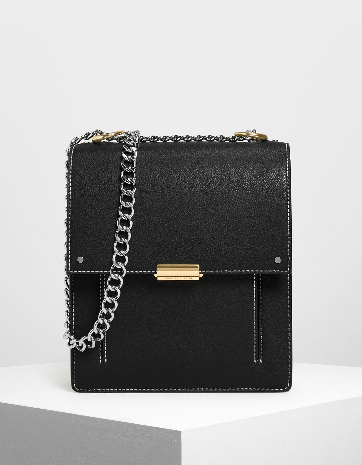 利用包款色彩與精緻獨特的細節設計，創造出簡約時尚的整體風格。