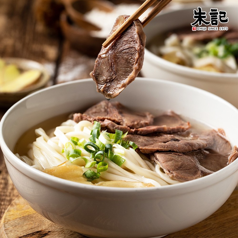 大骨熬製精華湯底湯清味濃牛肉口感柔軟富含膠質 規格:清燉牛肉麵 2份/包 (刀削麵/細麵) 保存期限:180天(有效日期標示於包裝上) 產地:台灣 組合內容成分產地保存期限與廠商資訊等食品應揭露資訊皆