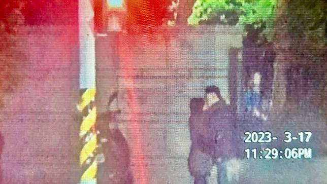 「鳥總」許智超出軌女同學，在街上親密擁吻被抓包。翻攝記者爆料網