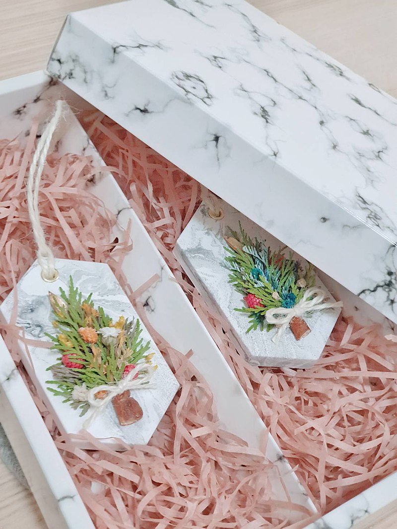 由老師帶你體驗聖誕限定的手作小樹掛片課程 揪三五好友包一團班上課 既歡樂又能享受寧靜療癒的花草時光