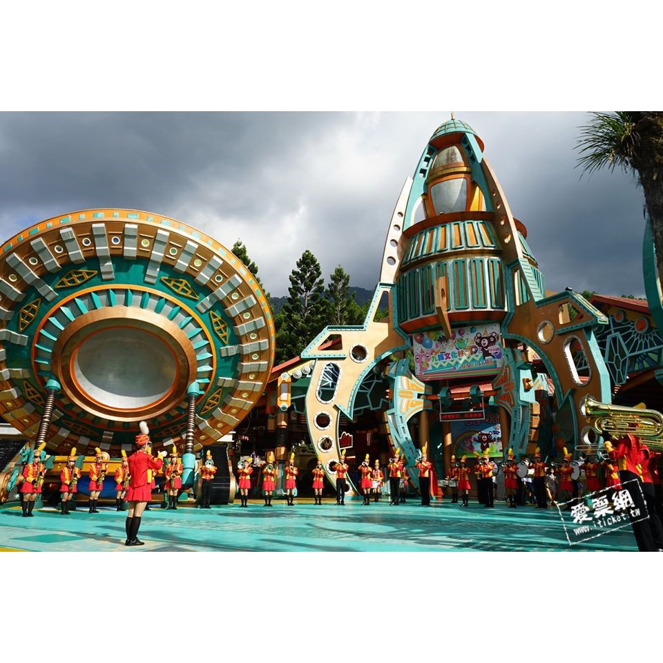 歡樂世界九族文化村隱身山林的樂園 讓心飛翔 帶著你的全家大小一起來，這裡有各種不同刺激度的遊樂設施，不論是懸吊式雲霄飛車「馬雅探險」、85公尺台灣最高的 UFO 自由落體、或是大人小孩都愛的「金礦山探