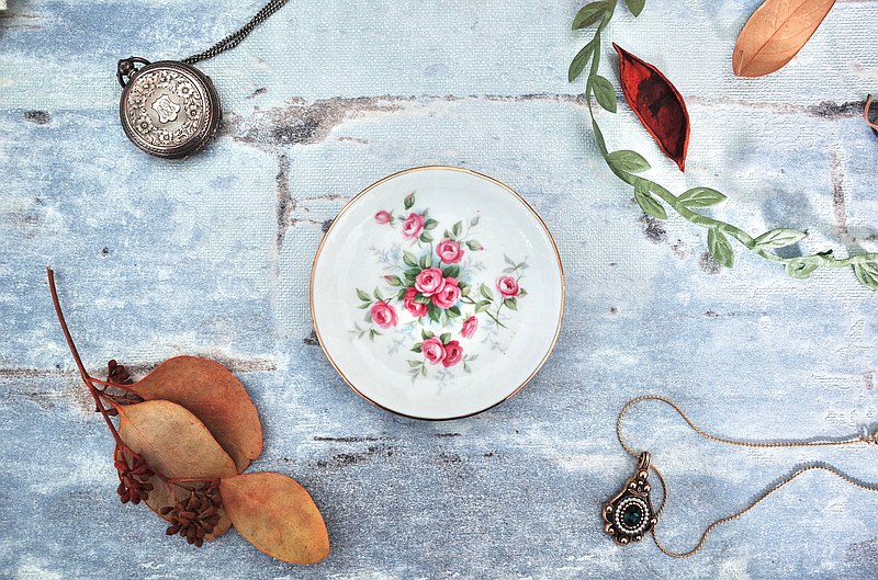 英國皇室200多年來不變的御用品牌 世界十大名骨瓷之一 骨瓷收藏家必入手品牌 手繪細膩玫瑰花與手描金邊 瓷盤上還圍繞著一圈少見的瓷雕紋路 很精細的一個小碟 英國製?? 小碟適合裝醬料、奶油、小甜點⋯ 